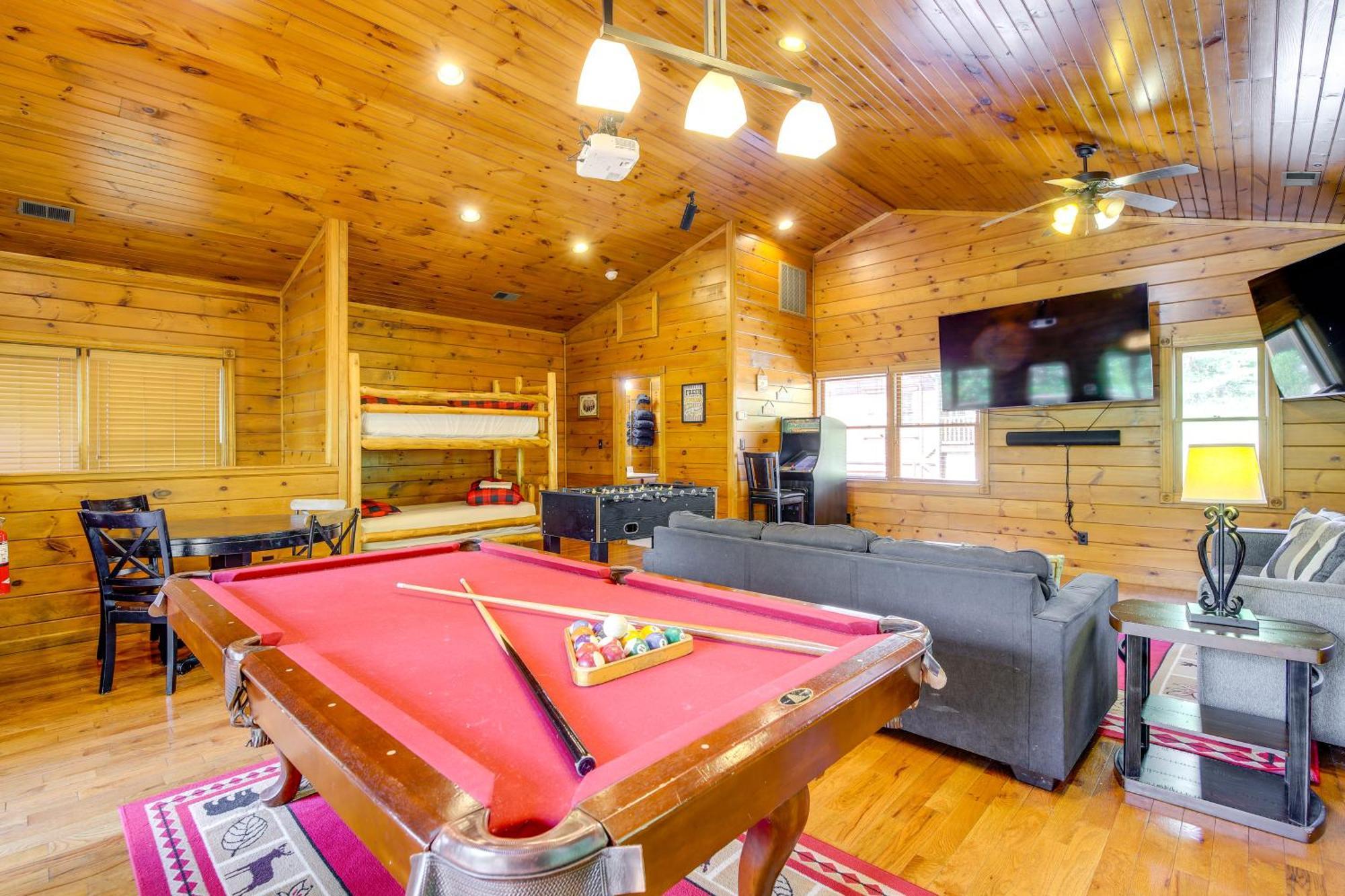 Cabin With Pool Access About 3 Mi To Downtown Gatlinburg Exterior photo