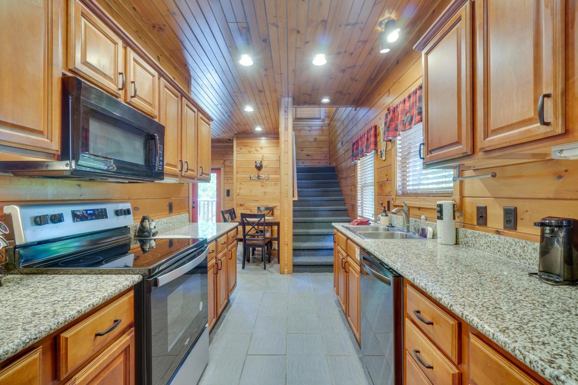Cabin With Pool Access About 3 Mi To Downtown Gatlinburg Exterior photo